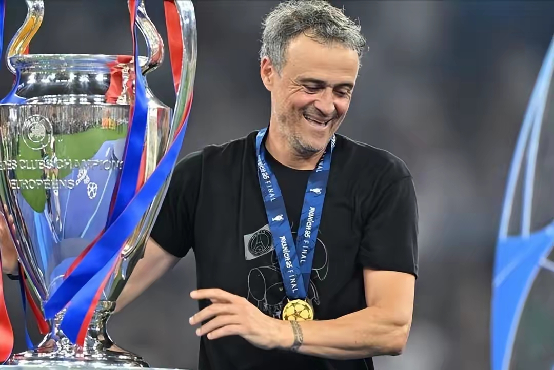 包含赛地聚焦：意大利杯清晨热度飙升，比利亚雷亚尔外线爆发，话题不断，临场指挥获称赞的词条